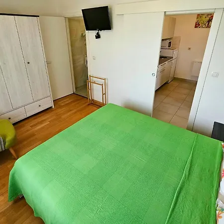1 Bedroom Beautiful In Vrbnik (Primorje-Gorski Kotar)
